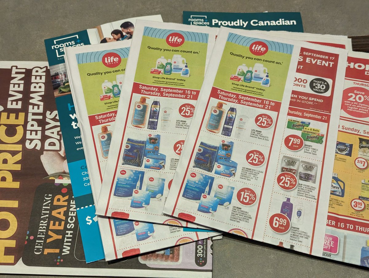 bacon_bytes's tweet photo. Hey @canadapostcorp and @ShopprsDrugMart 

I hope you know that whoever you're paying to put flyers in mailboxes is just stuffing as many as they can into as few mailboxes as possible. https://t.co/GXCeC8C11M
