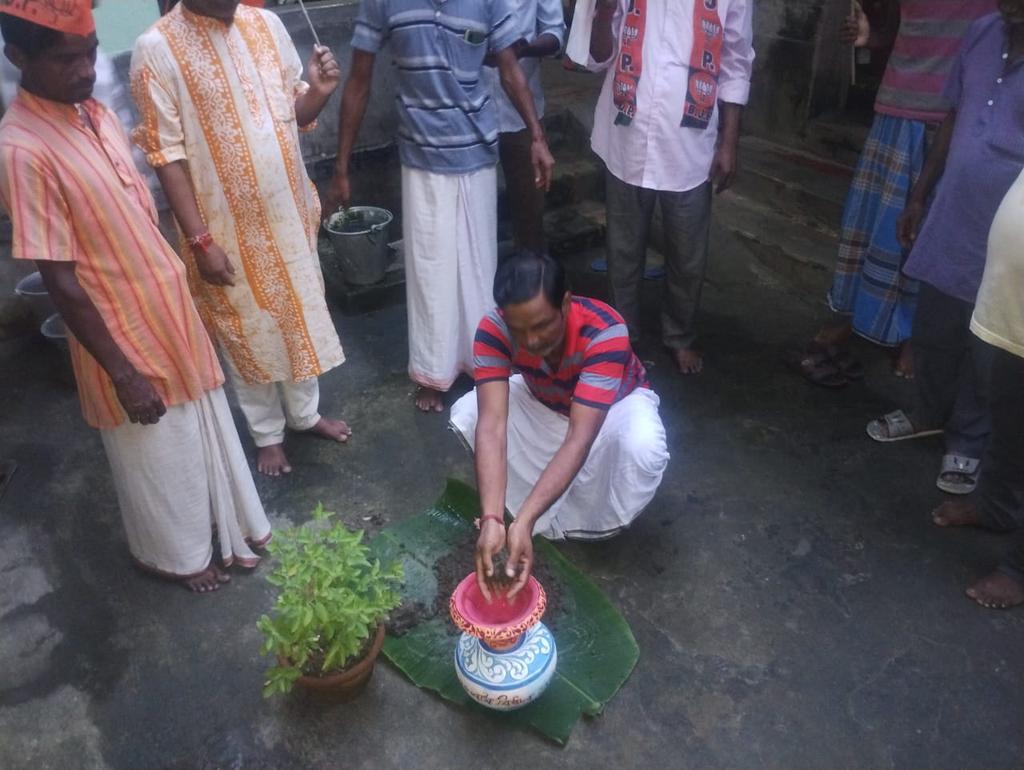 NitishM44104003's tweet photo. Mera Mati Mera Desh program organised by Nitish Mandal at his own village mahadevpur, south 24 pargana , West Bengal.
#BJP4IND 
#bjp4bengal https://t.co/aYRpCNmvA5
