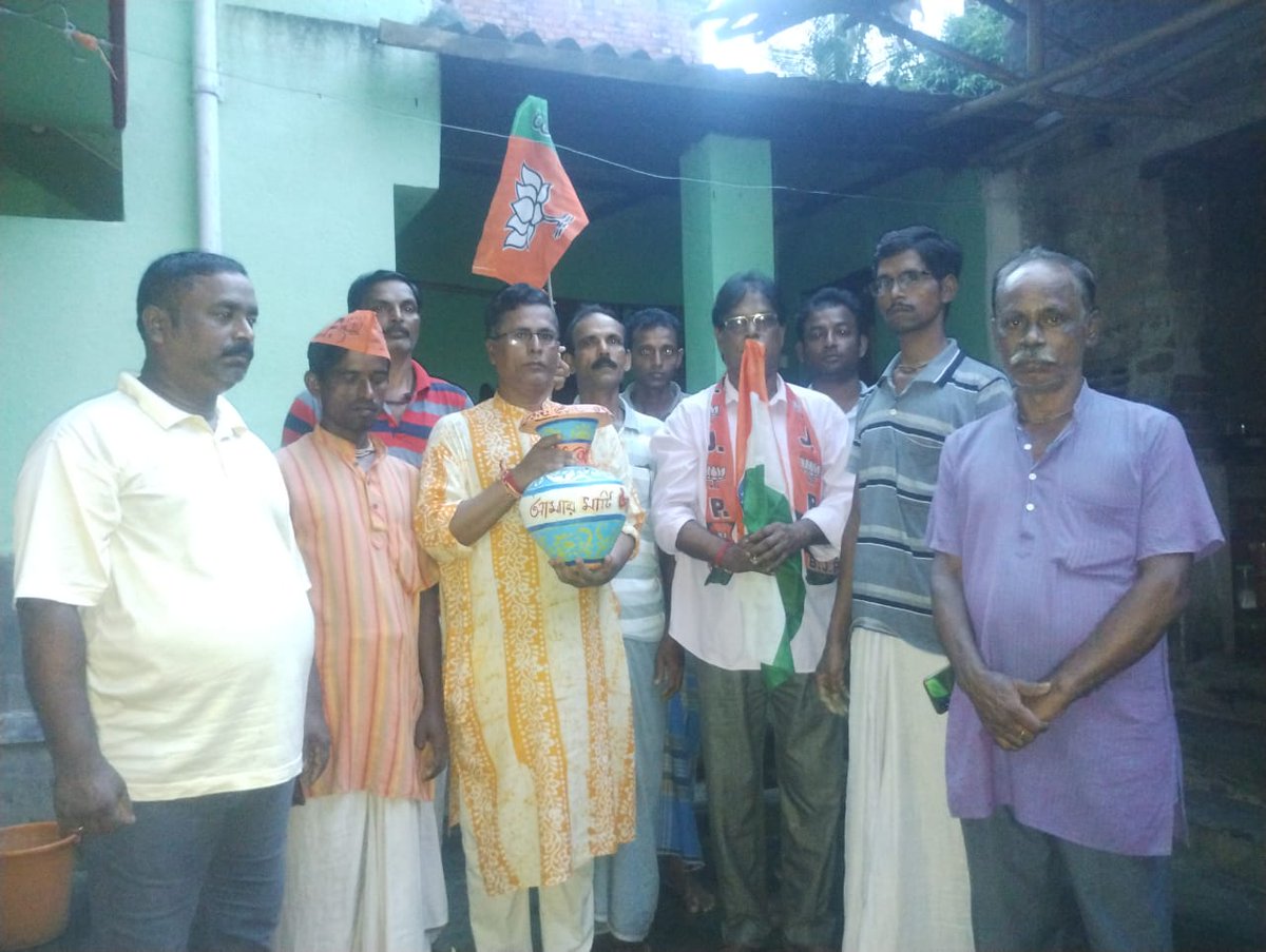 NitishM44104003's tweet photo. Mera Mati Mera Desh program organised by Nitish Mandal at his own village mahadevpur, south 24 pargana , West Bengal.
#BJP4IND 
#bjp4bengal https://t.co/aYRpCNmvA5