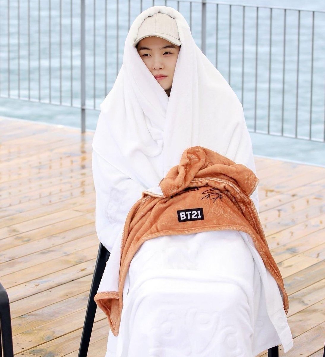 esposa_deDojin's tweet photo. Lo que comía                    Lo que come
old ARMY:                       baby ARMY: https://t.co/jtk5MZCyU0