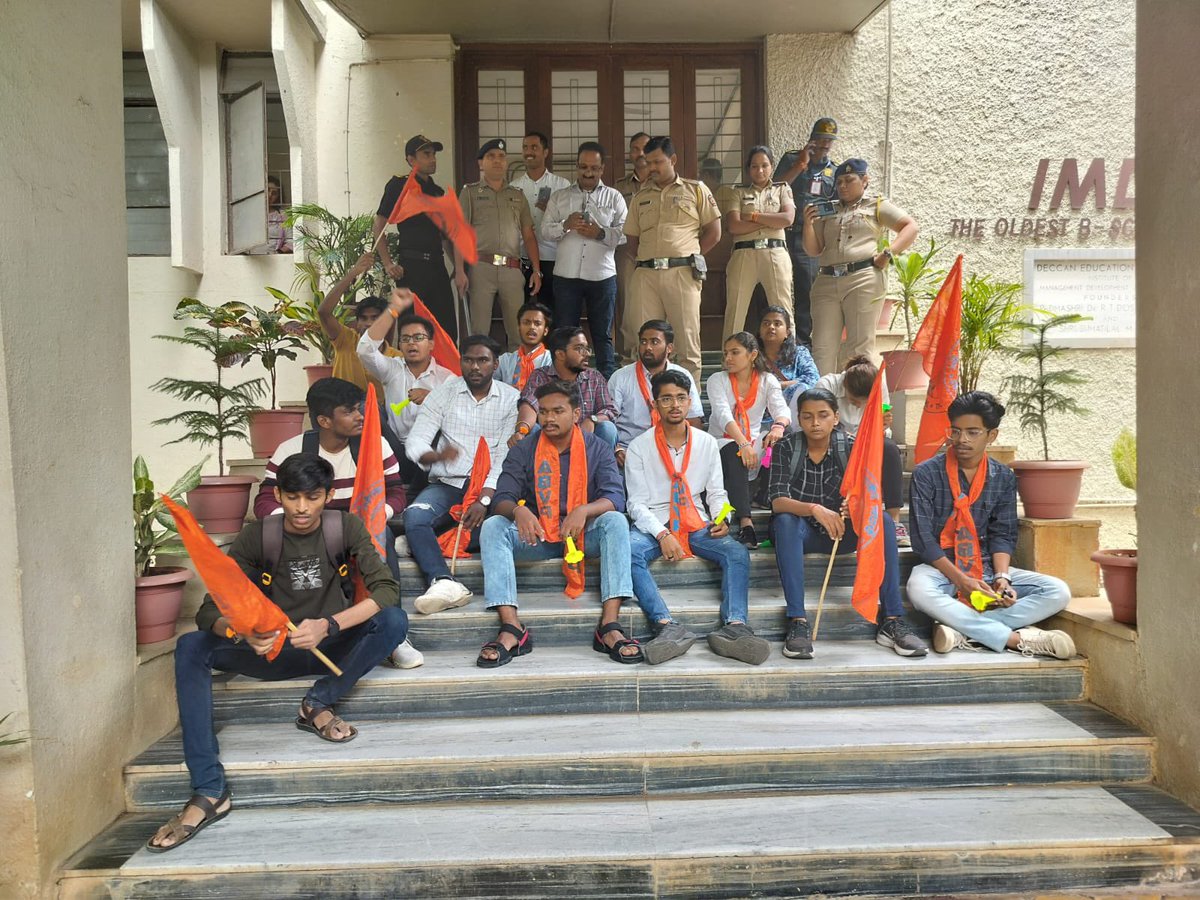ABVPPune's tweet photo. अखिल भारतीय विद्यार्थी परिषद,कोथरूड भागाच्या वतीने काल फर्ग्युसन कॅम्पस मधील IMDR महाविद्यालयात विविध समस्या व मागण्या घेऊन झोपलेल्या महाविद्यालय प्रशासनाला जाग करण्यासाठी पुंगी बजाओ आंदोलन केले. https://t.co/b6QuRprQ8v