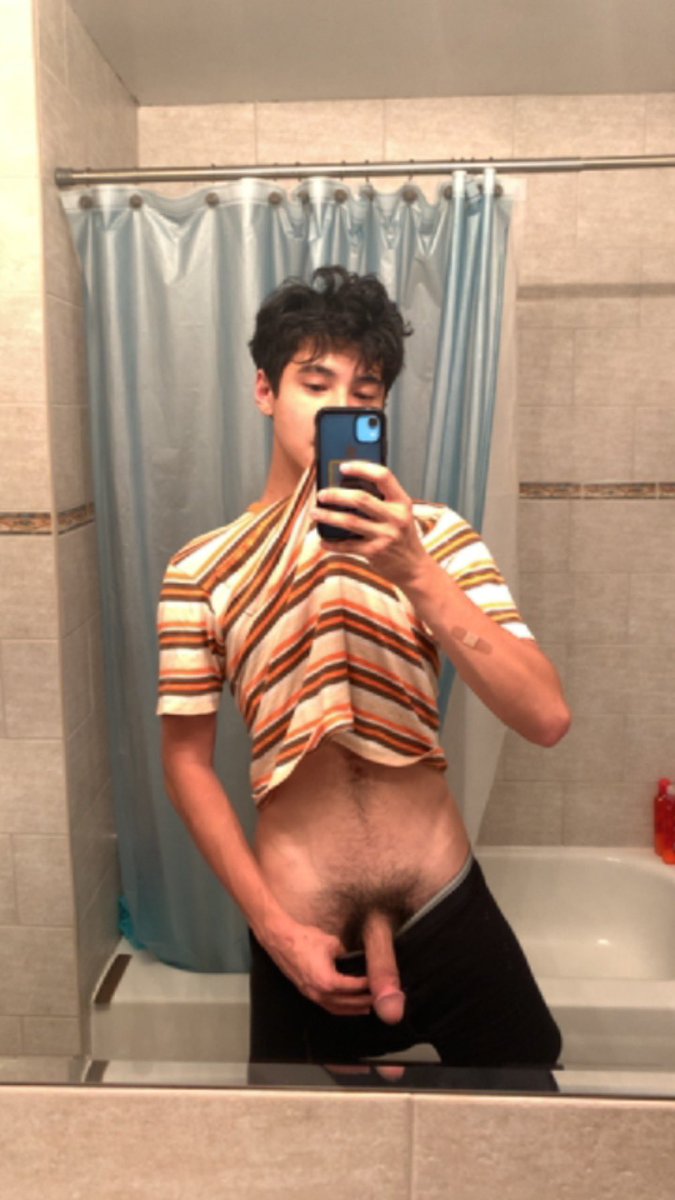coopertrunk's tweet photo. Wyd if u caught me in the locker room like this 😳😳 https://t.co/vwKEWGvqJa