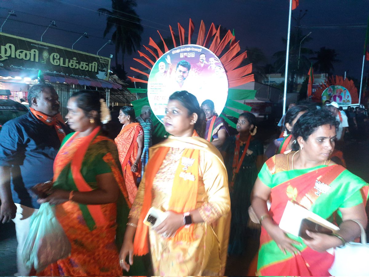 LallLatha's tweet photo. @EnMannEnMakkal , proud to be a prt of the padyatra with my idol Thiru @annamalai_k Ji in Chinnalapatti, The aura &amp; the vibe definitely proves that a golden page in the history if Tamil Nadu politics is coming soon by @BJP4TamilNadu and@annamalai_chap2.
@blsanthosh 
@satyakumar_y https://t.co/zuBb6J4u31