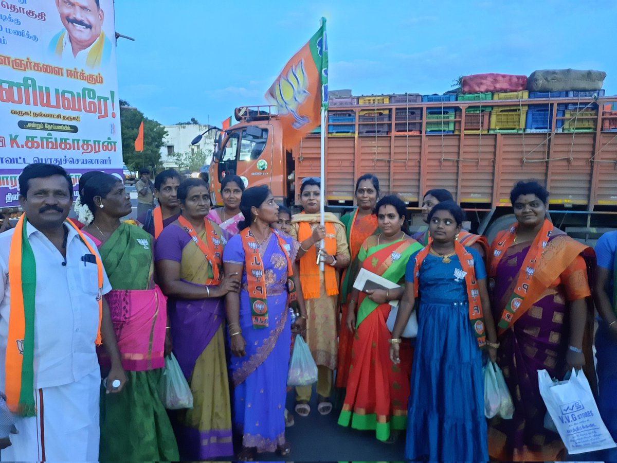 LallLatha's tweet photo. @EnMannEnMakkal , proud to be a prt of the padyatra with my idol Thiru @annamalai_k Ji in Chinnalapatti, The aura &amp; the vibe definitely proves that a golden page in the history if Tamil Nadu politics is coming soon by @BJP4TamilNadu and@annamalai_chap2.
@blsanthosh 
@satyakumar_y https://t.co/zuBb6J4u31