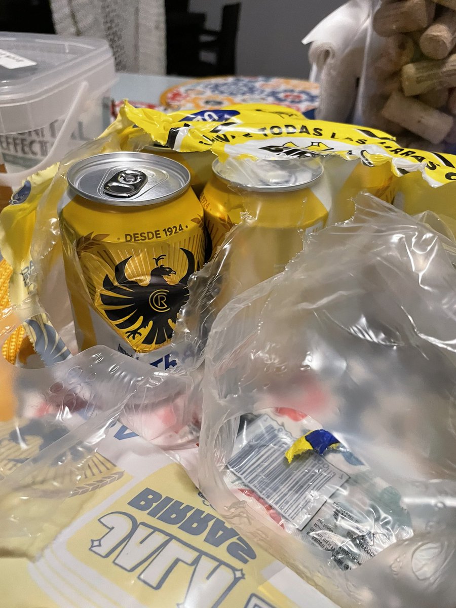 ranmurillo's tweet image. Fuí al @AutoMercadoCR por un paquete de cervezas, para un amigo que visita el país después de muchos años. Para mi sorpresa, venía una cerveza debidamente cerrada pero vacía. Lo comento para que @FIFCOCR se ponga vivo.  Una cerveza no cuesta tanto dinero, pero no se vale.