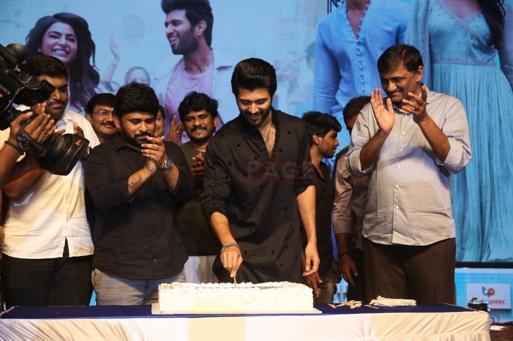 Kushi Movie Blockbuster Celebrations Photos. For more photos visit nripage.com/boxoffice/phot… #NRIPage #KushiMovieCelebrations #BlockbusterHit #KushiSuccessParty #MovieMilestone #FilmIndustryCelebration #BlockbusterFilm #KushiBlockbuster #MovieSuccess #CelebrationPhotos