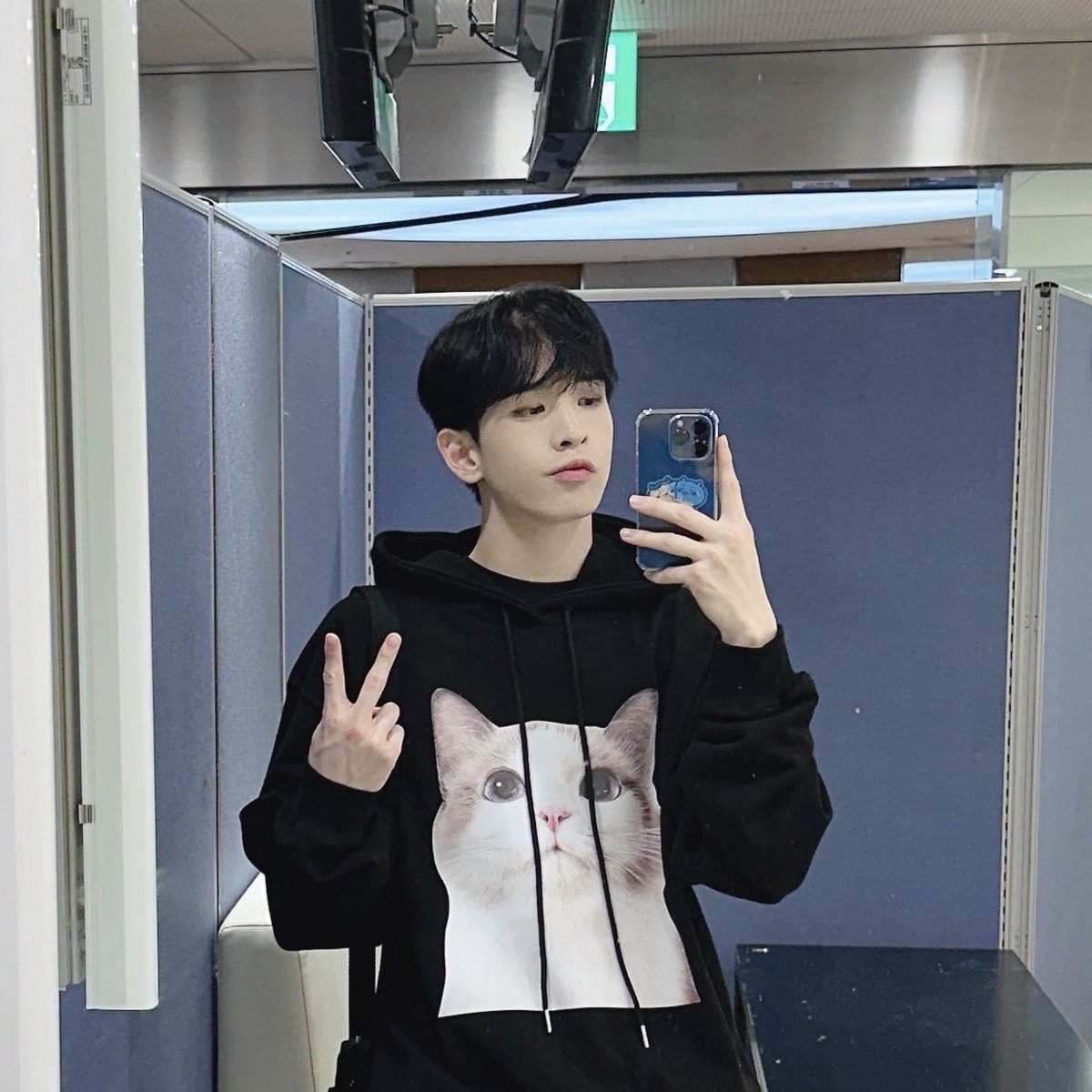 99zthink's tweet photo. the hoodie 😭 https://t.co/n5c2u41mCA