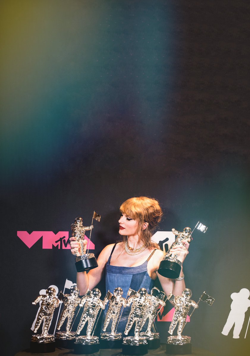 Free Taylor Lock Screen 

#VMAs 

Please rt and like if you save -ash