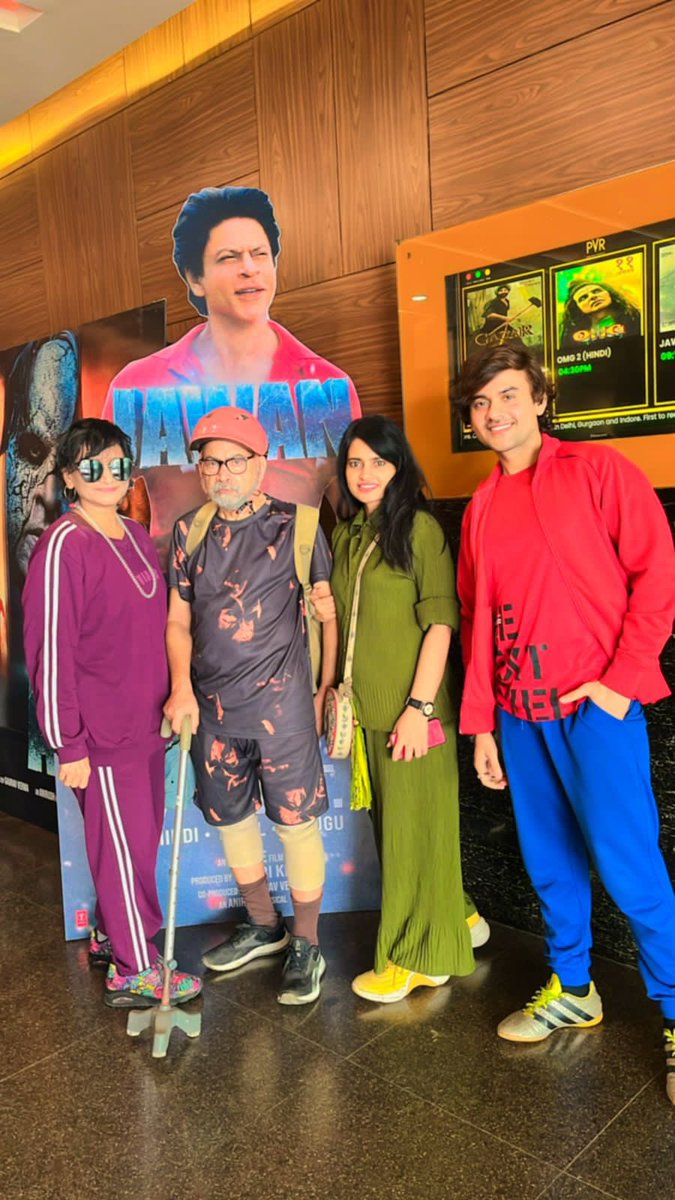 sailendra's tweet photo. Handsm @60
#SRK
#CarriesJAwan n his shoulder
#nayantara+#setupathy do their job
#SRKdominares the story
He appears as #Robbinhood
#politician
Helps abate #farmersuicide
People #listen t himas and
#messiah
#SRK has
#gvn #newhop
Hestys
& #Infusesfresh blood
T dying
#Bollywood ! https://t.co/Wd0sEZUuia