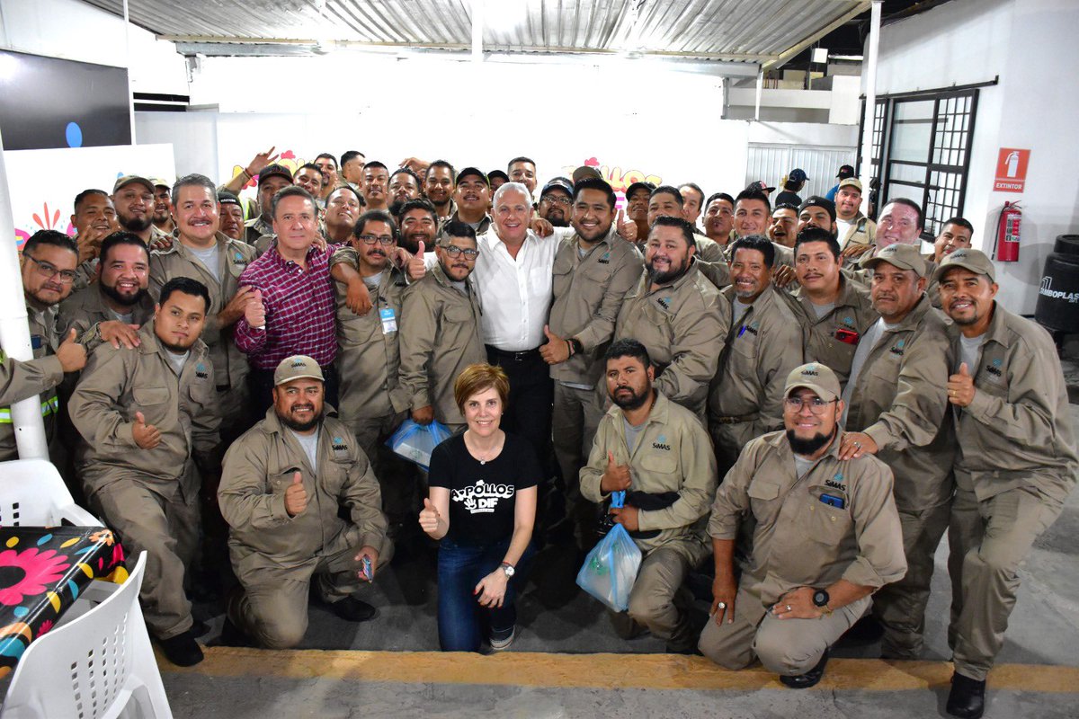 Le caímos a la feria por unos A💓Pollos con mis amigos del SIMAS y de LA OLA 🧡. ¡Buenísimos! 😋
