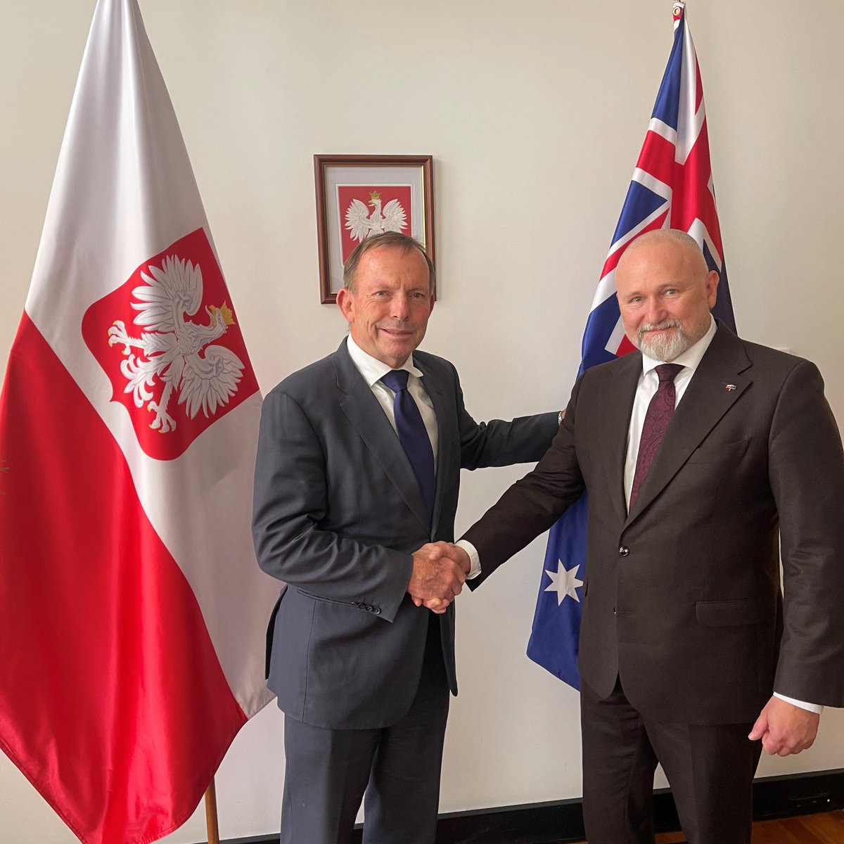 🇵🇱 Ambassador Maciej Chmieliński has met today with <a href="/HonTonyAbbott/">Tony Abbott</a> to exchange views on the situation in Central &amp; Eastern Europe.
It was a pleasure to welcome former Prime Minister of 🇦🇺 to our mission.