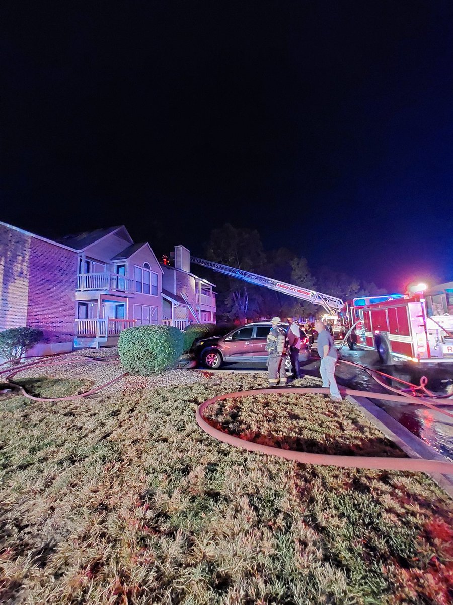 KCMOFireDept's tweet image. KCFD on a working apartment fire in the northland. #KCFD