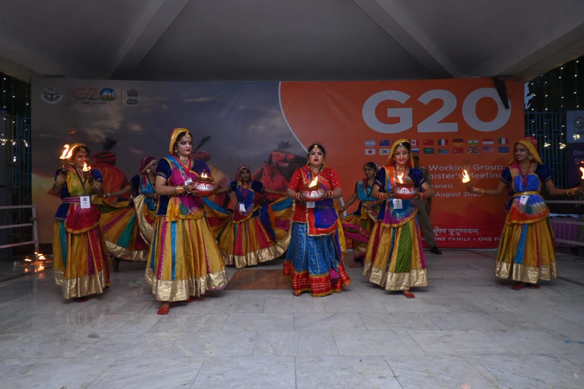 जी 20 की वाराणसी में आहूत बैठक में प्रतिभागी अतिथियों के स्वागत /सम्मान  में संस्कृति विभाग, उत्तर प्रदेश द्वारा रविदास घाट पर लोकनृत्य पर आधारित सांस्कृतिक कार्यक्रम का आयोजन किया गया।

कुछ दृश्य !

<a href="/jaiveersingh099/">Jaiveer Singh</a> <a href="/MukeshMeshram/">Mukesh Meshram IAS</a> <a href="/ShishirGoUP/">Shishir🇮🇳</a> <a href="/g20org/">G20 United States</a>