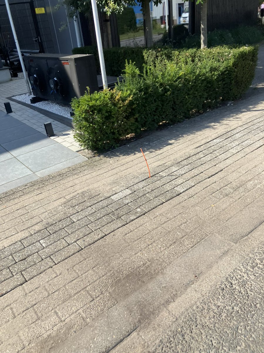 Dit is al de 3e keer in een jaar dat de stoep open ligt lepelingen omdat er op elke glasvezel kabel rechten zitten dit kan toch niet <a href="/gem_nunspeet/">Gemeente Nunspeet</a>
