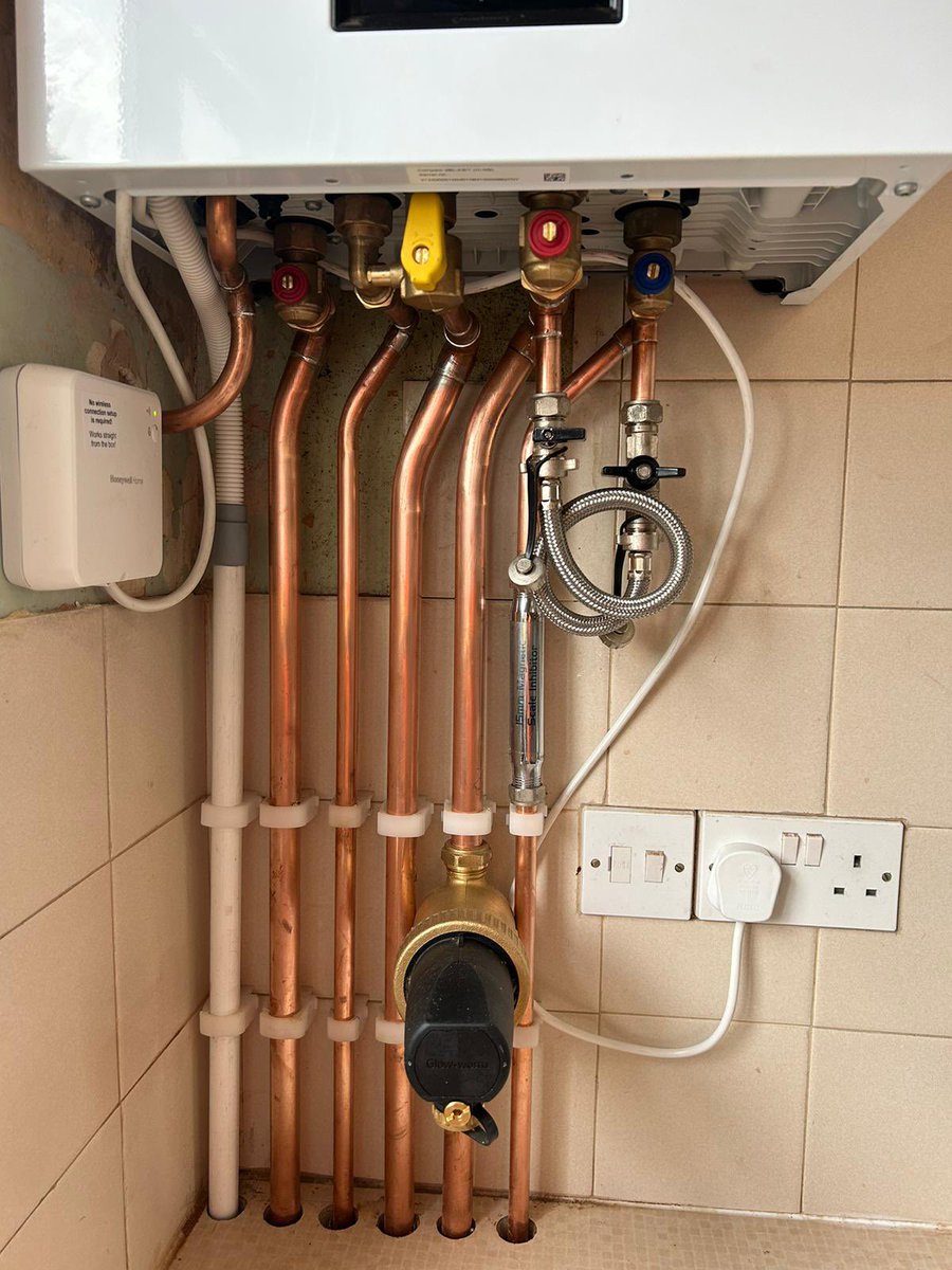 The_RyGroup's tweet photo. Glow Worm combination boiler supplied &amp; fitted in a property in Chessington, Surrey. All fitted within the budget that the customer had set out. #NewBoiler #CentralHeating 🔥 https://t.co/8krF5S9C1w