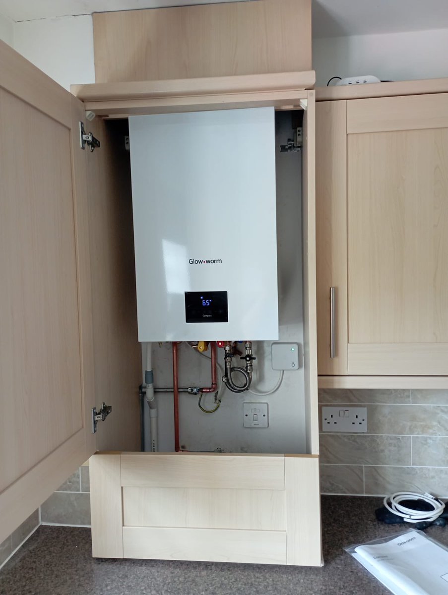 The_RyGroup's tweet photo. #GlowWorm combination boiler fitted for a customer in Ashtead, Surrey. #NewBoiler #CentralHeating ๐ฅ #RyGas #Ry #RyGroup https://t.co/fwadN675Zf
