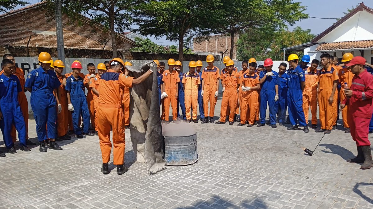 bppsdmsupmtegal's tweet photo. #SahabatBahari, untuk memenuhi kompetensi keselamatan dasar, sejumlah 87 siswa kelas XI dan XII #NKPI dan #TKPI mengikuti #BasicSafetyTraining di @PKBLU_bp3tegal pada tanggal 4-12 September 2023.
@kkpgoid @bppsdm_kp #KKPThrive #sdmkp #bppsdminfinity https://t.co/zpFgdGGrAa