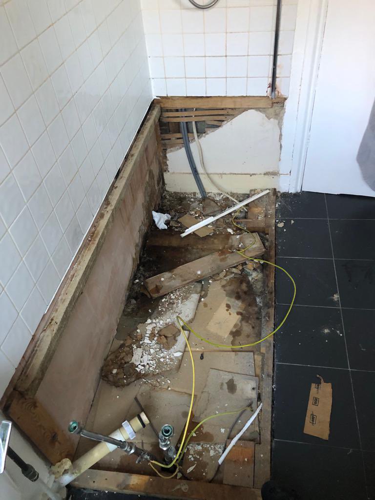 The_RyGroup's tweet image. Patch work tiling work, along with a new bath panel in #Brixton, London. We had to carry out this making good job after a big leak behind the bath / existing tiles. #Bathrooms #Tiling #RyBuild #RyGroup 🚚