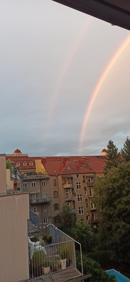 Noch nie, seit ich mich erinnern kann, habe ich einen #regenbogen in der Früh gesehen, einen doppelten schon gar nicht. Große Freude jedenfalls.

 #doppelregenbogen #graz
#morgengruß