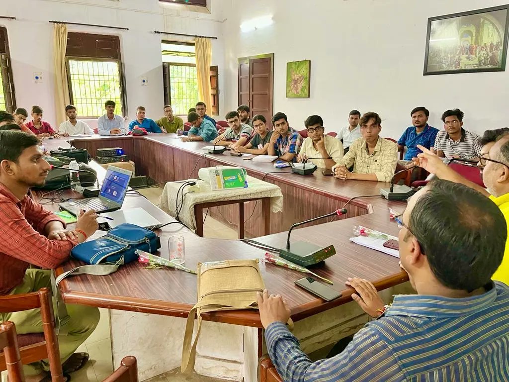SFDIndiaOrg's tweet photo. विकासार्थ विद्यार्थी, लखनऊ की और से विकास की अवधारना इस विषय पर विश्विद्यालय मैं #sfdtalk का आयोजन किया गया.
#sfdindia https://t.co/pZpirkXbGl
