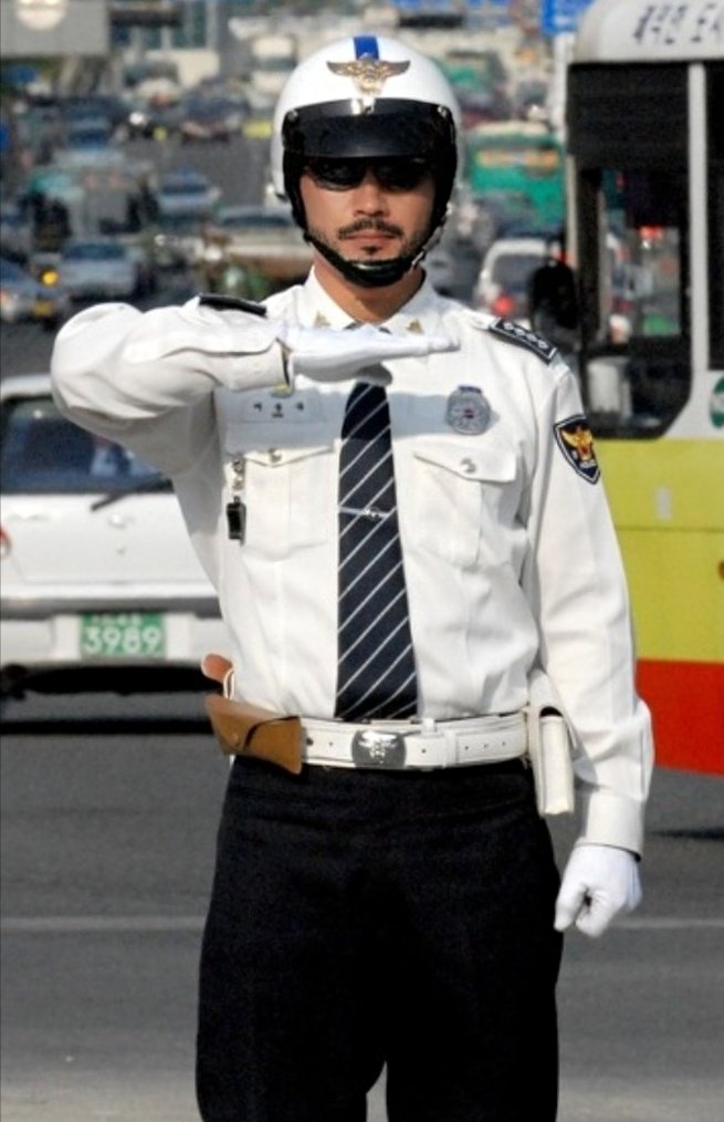 ohsuckmydickboy's tweet photo. #교통경찰 #경찰복 #제복 #오토바이부츠 #boots #police #policeman #hotpolice  #korean #koreapolice #韓国 #ひげ #Mustache #beardman #交通警察 #trafficpolice #警察 #motorcycle #オートバイ https://t.co/YZEd8BwWtJ
