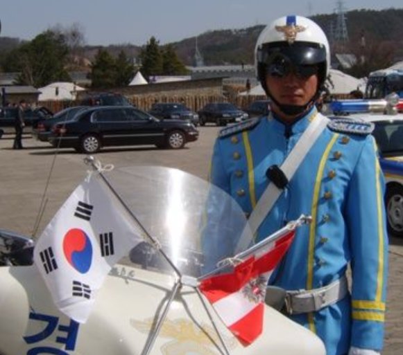ohsuckmydickboy's tweet photo. #교통경찰 #경찰복 #제복 #오토바이부츠 #boots #police #policeman #hotpolice  #korean #koreapolice #韓国 #ひげ #Mustache #beardman #交通警察 #trafficpolice #警察 #motorcycle #オートバイ https://t.co/YZEd8BwWtJ