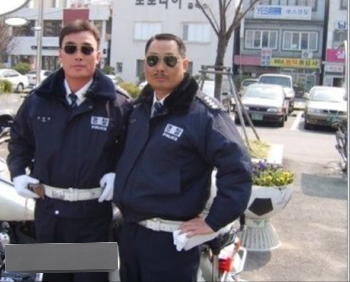 ohsuckmydickboy's tweet photo. #교통경찰 #경찰복 #제복 #오토바이부츠 #boots #police #policeman #hotpolice  #korean #koreapolice #韓国 #ひげ #Mustache #beardman #交通警察 #trafficpolice #警察 #motorcycle #オートバイ https://t.co/YZEd8BwWtJ