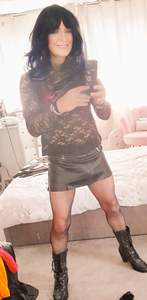 PKatoroz's tweet photo. Good morning this is how it started, and this is how it will end, so on midnight  Saturday unfortunately this account will close. Thankyou to you all for your support  you have given me, your friendship and kindness meant so much to me ,I will still be Lisa but in my way 💋 💋 https://t.co/cyWDn8awoa