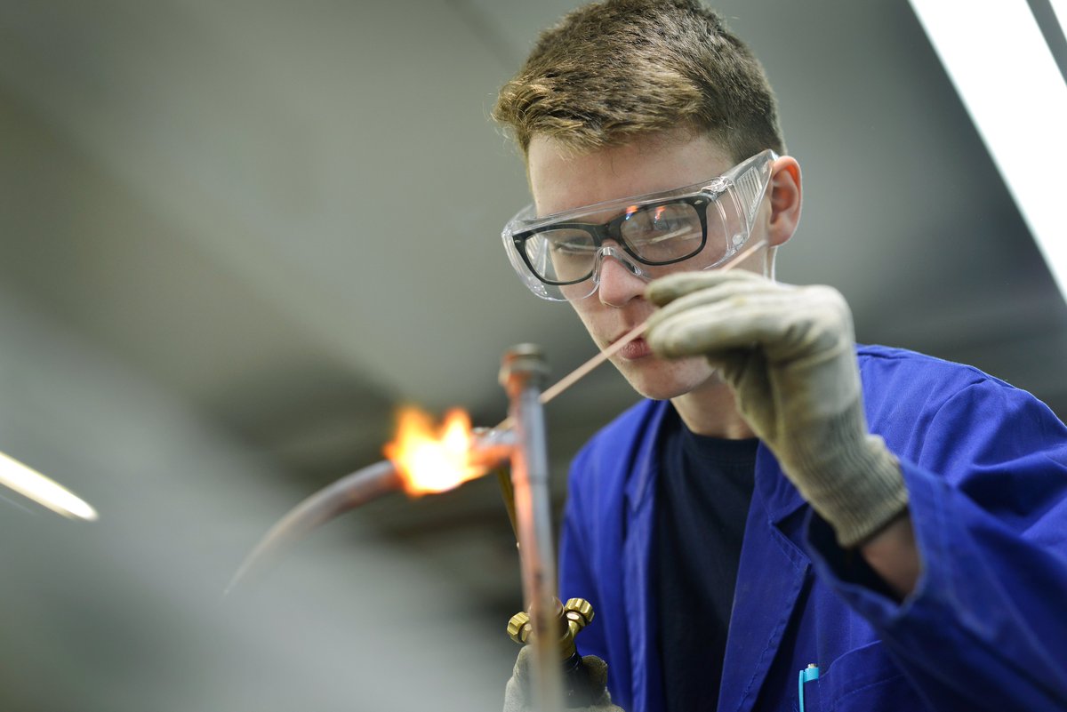 consorciedubcn's tweet photo. 📢Atenció! 
🙋‍♀️Si vols estudiar un cicle formatiu d'FP aquest curs 2023-24 encara hi ets a temps!   

👨‍🔧👩‍🍳👩‍🌾 La matrícula és oberta als cicles formatius que tenen places vacants.  

🔎Consulta els cicles amb places vacants als centres de Barcelona 👉🏾👉🏾https://t.co/pB6i73KLhL https://t.co/Bo8hNWr1zP