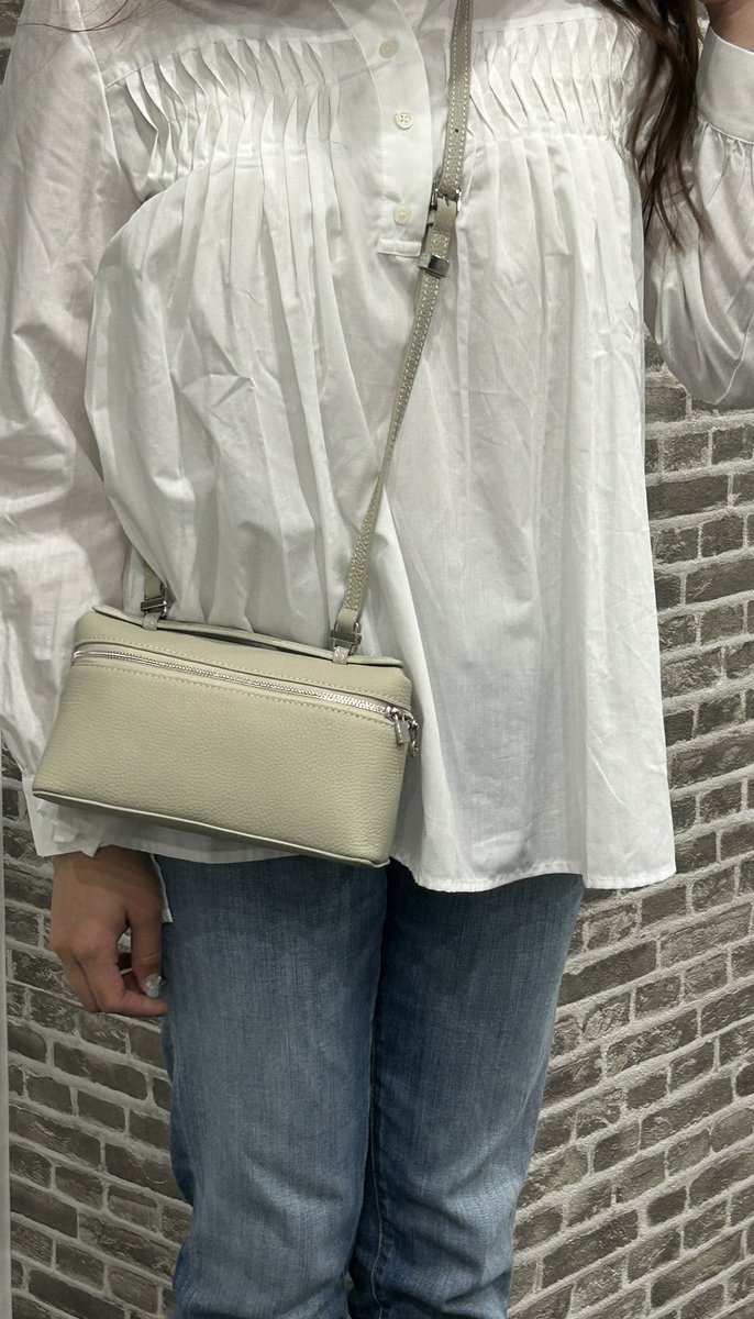 htk278910's tweet photo. 本革製の斜めがけバッグ👜です
3600円、高いでしょうか？？？☺️
皆さんのご意見、聞かせてください✨ https://t.co/1Cp6b2lP9q