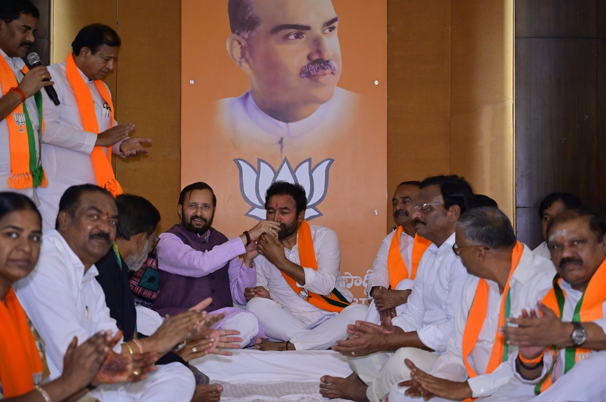 BJP4Telangana's tweet photo. తెలంగాణ రాష్ట్ర బిజెపి అధ్యక్షులు శ్రీ @kishanreddybjp  గారికి తెలంగాణ ఎన్నికల ఇన్ ఛార్జ్ శ్రీ @PrakashJavdekar గారు నిమ్మరసం ఇచ్చి 24 గంటల ఉపవాస దీక్ష విరమణ చేయించారు.

#BJPStands4Youth https://t.co/qvRSkfkWUZ