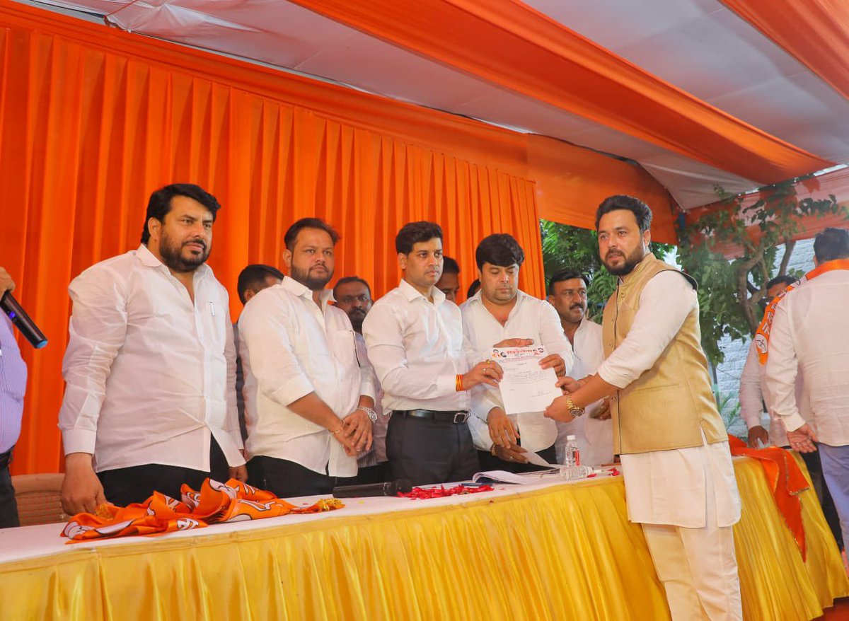Youth4Shrikant's tweet photo. काही दिवसांपूर्वी राज्यभरातील अल्पसंख्याक समाजातील नगरसेवक, नगराध्यक्ष आणि पदाधिकाऱ्यांनी शिवसेनेत जाहीर पक्षप्रवेश केला होता. या सर्व पदाधिकाऱ्यांशी संवाद साधण्यासाठी शिवसेनेच्या अल्पसंख्याक विभागाचे प्रमुख श्री सईद खान यांच्या पुढाकाराने संवाद मेळाव्याचे आयोजन करण्यात आले. https://t.co/Zb92thOi2l