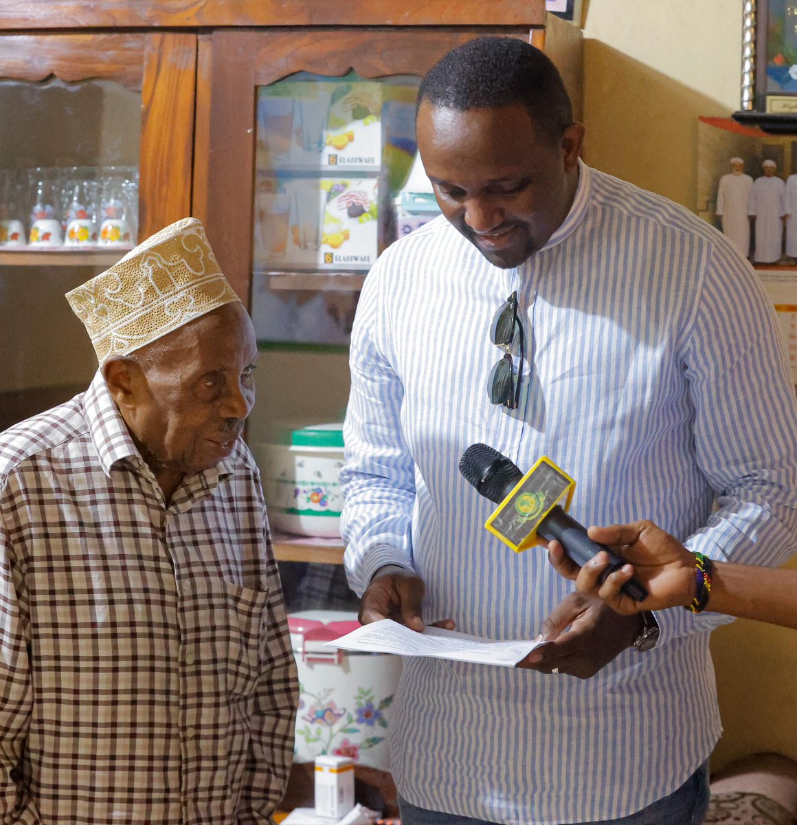 Mzee JABIRI KATUNDU. Hazina ya Historia ya klab yetu ya @YoungAfricansSC huku akiwahi kushikilia nyadhifa za juu klabuni. Katibu mkuu 1962-66 Mwenyekiti 1992-96 Mjumbe wa bodi ya wadhamini mpaka 2021 91 years old ( masha allah ) na madini mengi 🙌🏽