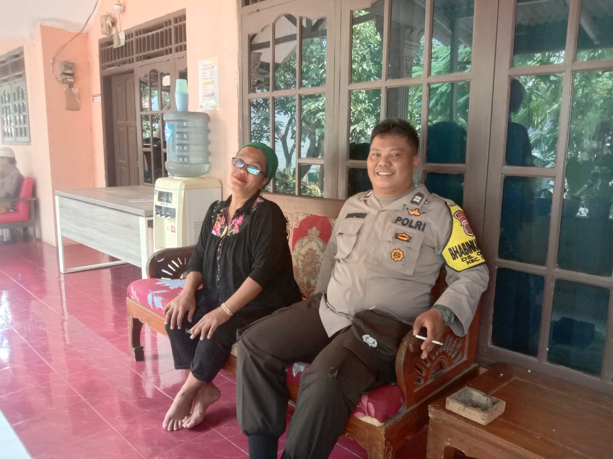 CisaukHumas's tweet photo. Bhabinkamtibmas Desa.Cibogo *AIPTU MAHPUDIN* 
Sambang / DDS ( door to door system ) dan himbauan kamtibmas bertemu Ibu.Titin ( ketua Rt.15 ), 
Kamis 14/09/23

#poldametrojaya
#kapolrestangerangselatan
#faisalfebrianto
#humasrestangsel
#humaspolsekcisauk https://t.co/GywwXUzQ4l