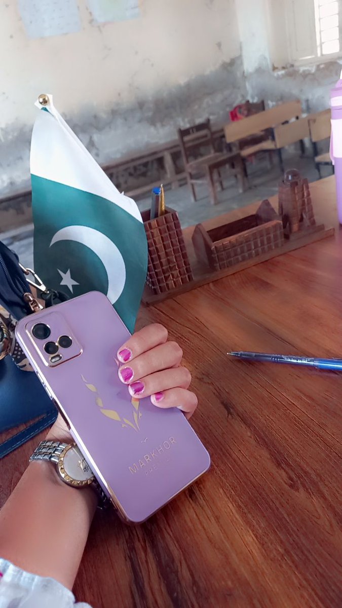 "____آپ کی شخصیت کا سب سے مضبوط پہلو آپ کا خود پر یقین ہونا ہے -- اگر ایسا ہے تو راستہ چاہے کتنا مشکل ہو،  منزل یقینی ہے ___"❣
