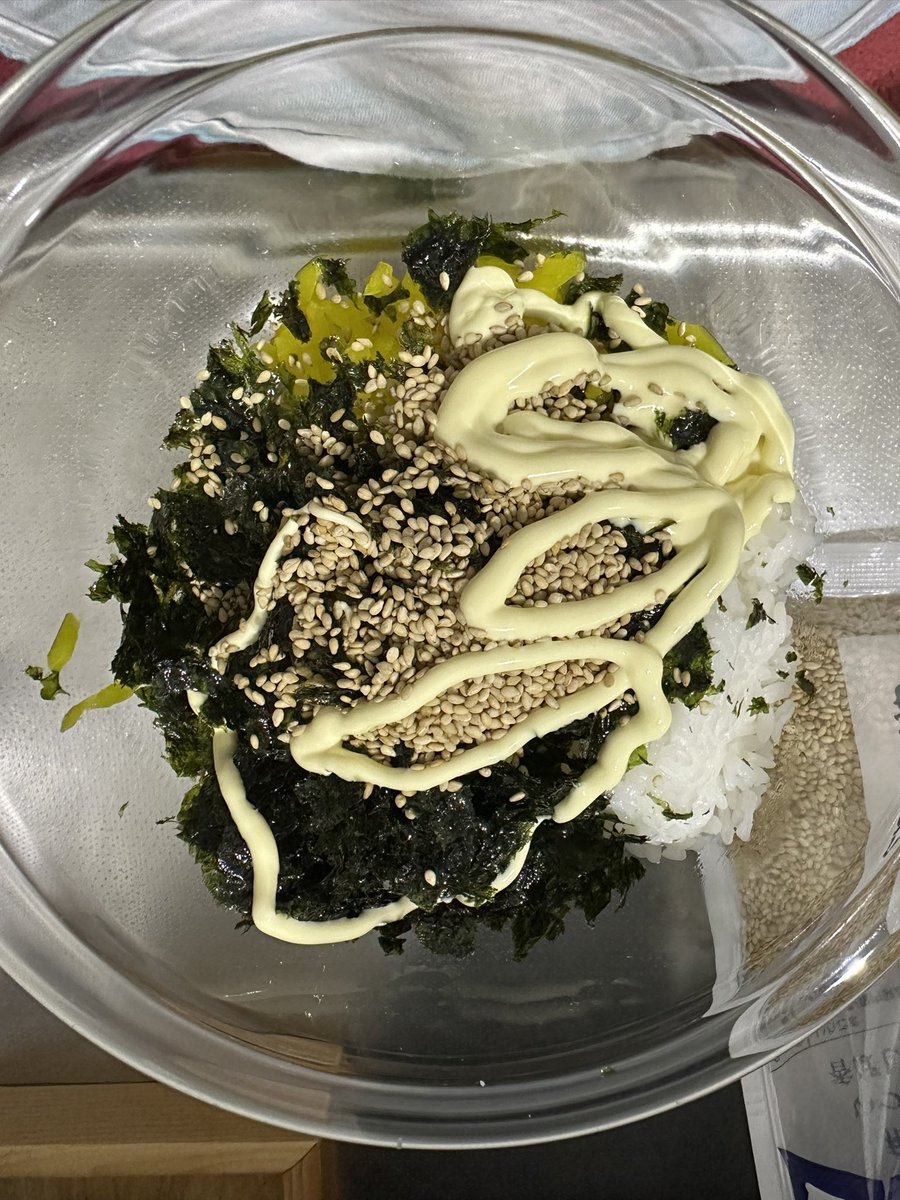 oniku117's tweet photo. 何度も言うけど韓国人の友人が作ってくれた、ご飯、たくわん、韓国のり、マヨネーズ、白ゴマ…混ぜるだけのおにぎり最強すぎるから作って食べて！！！ぶっとぶ！！！！ https://t.co/5yN8nMvqdu