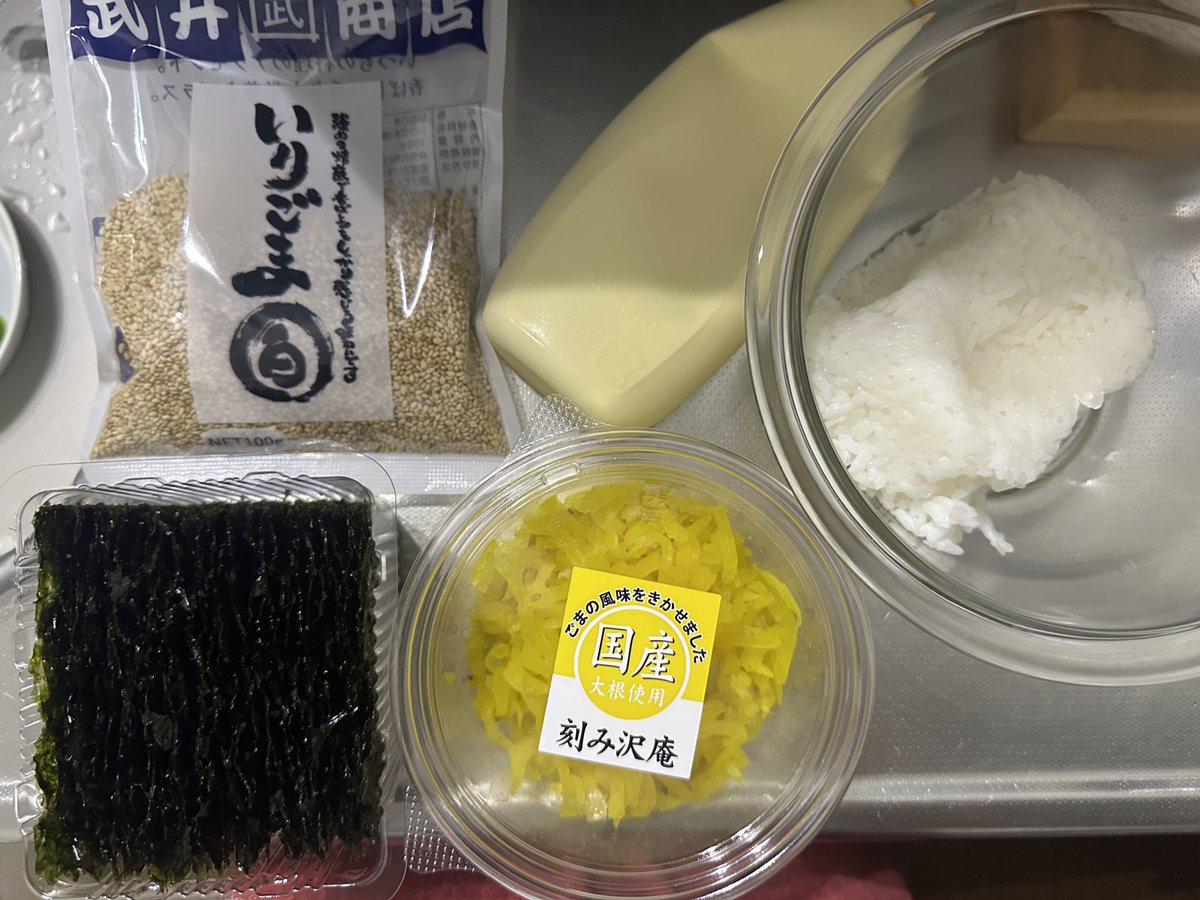 oniku117's tweet photo. 何度も言うけど韓国人の友人が作ってくれた、ご飯、たくわん、韓国のり、マヨネーズ、白ゴマ…混ぜるだけのおにぎり最強すぎるから作って食べて！！！ぶっとぶ！！！！ https://t.co/5yN8nMvqdu
