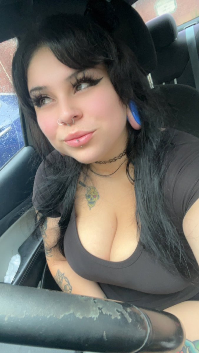 Urlocalgothmilf's tweet photo. I took this earlier and I’m in love with myself 🥰 https://t.co/GhwF0ezDno