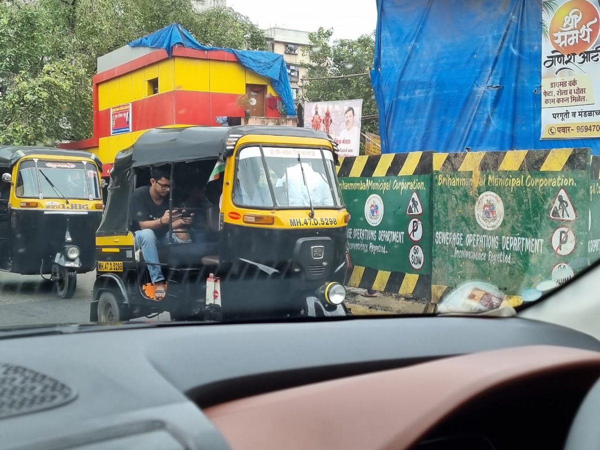 WeAllConnectwAc's tweet photo. @mybmcWardRS @mybmc @mybmcRoads @mybmcSWD Sewage work at #AkurliRoad #Kandivali near Hanuman Mandir is causing huge traffic, the road has become more narrow.
Daily traffic is causing stress, this is further impacting citizens.
Pls help to get this fixed.
#HELP
#SAVELOTO 
#wAc https://t.co/yV4fvWPmSz