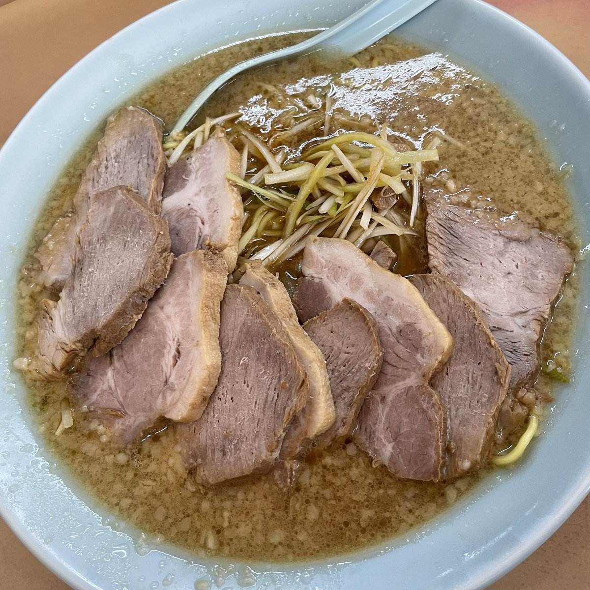 tomojapan2001's tweet photo. 9/14　ラーメンショップ宝店　妙典
11:50着　待ち時間ゼロ

ネギ味噌チャーシュー麺　＋豚(現金)

朝ラーできる町のラーメンショップ
6:30開店　めっちゃ美味しかった😋
ご馳走様でした　#ラーショ　#妙典 https://t.co/zfhXb0myYF