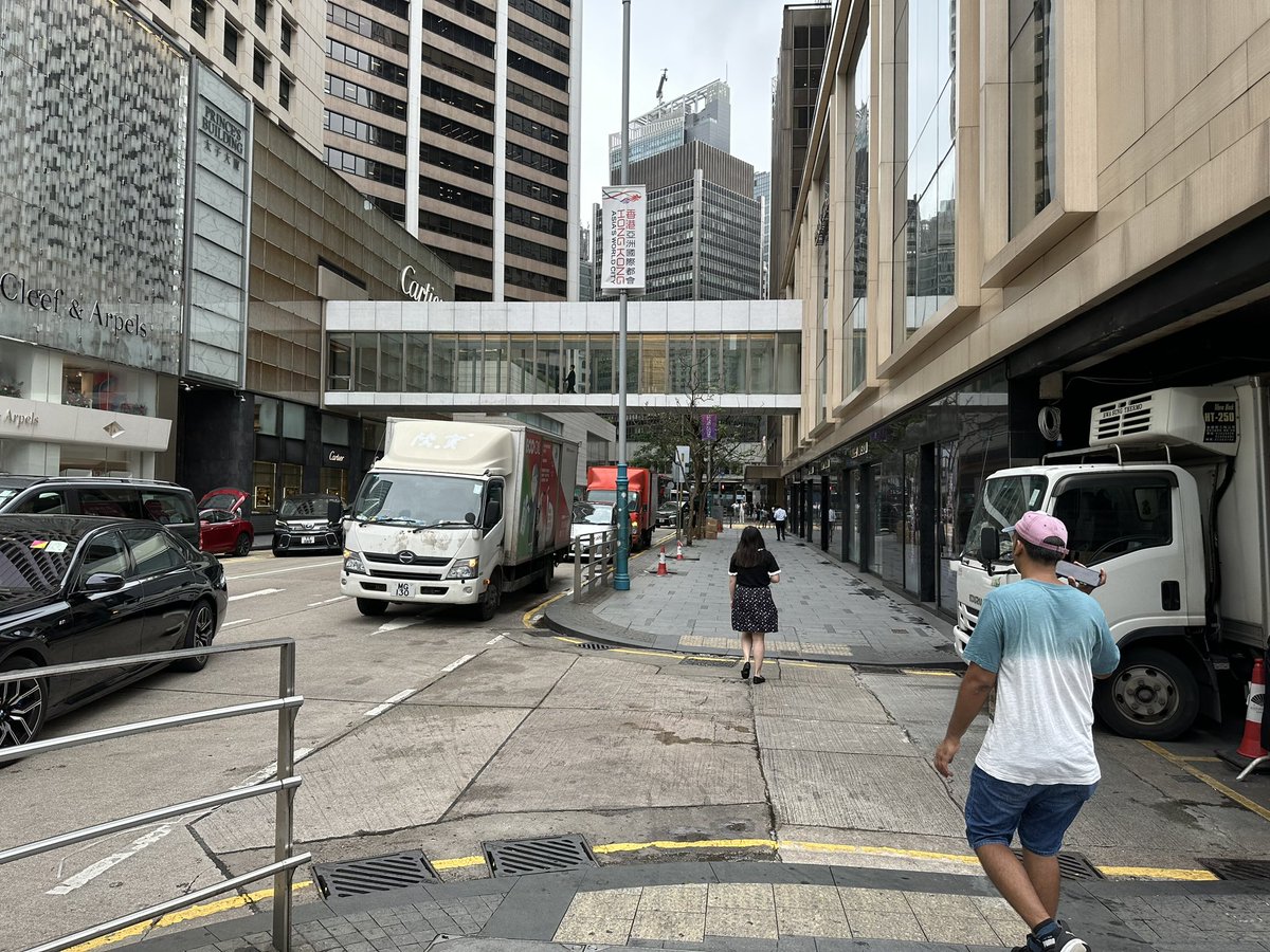 香港街头人相比当年少了不少，不能想象这是中环…… https://t.co/b8egE290kp