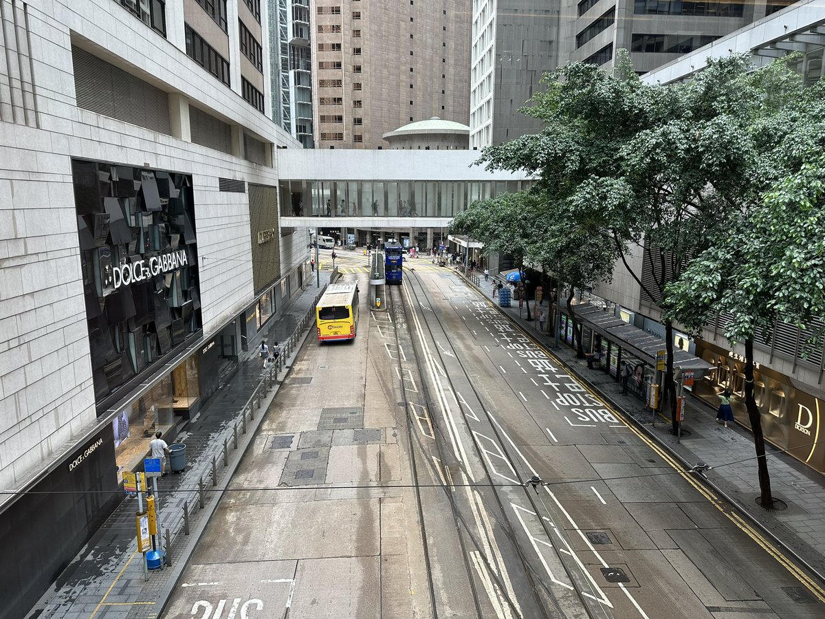 香港街头人相比当年少了不少，不能想象这是中环…… https://t.co/b8egE290kp