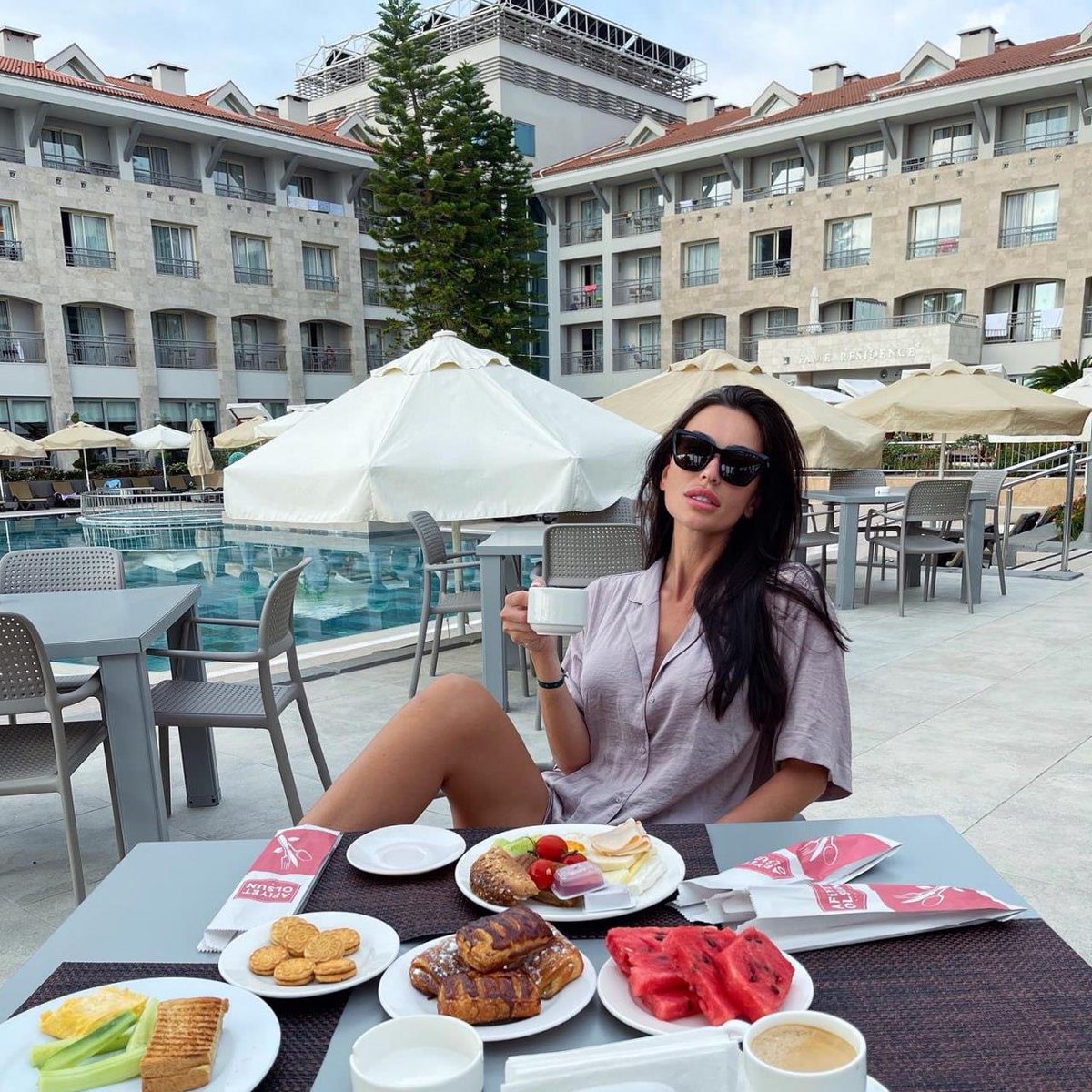 Toacke146515's tweet image. Beautiful eyes can find the virtues of others, beautiful lips can only speak good words, beautiful gesture can be parallel with knowledge, so that never alone.