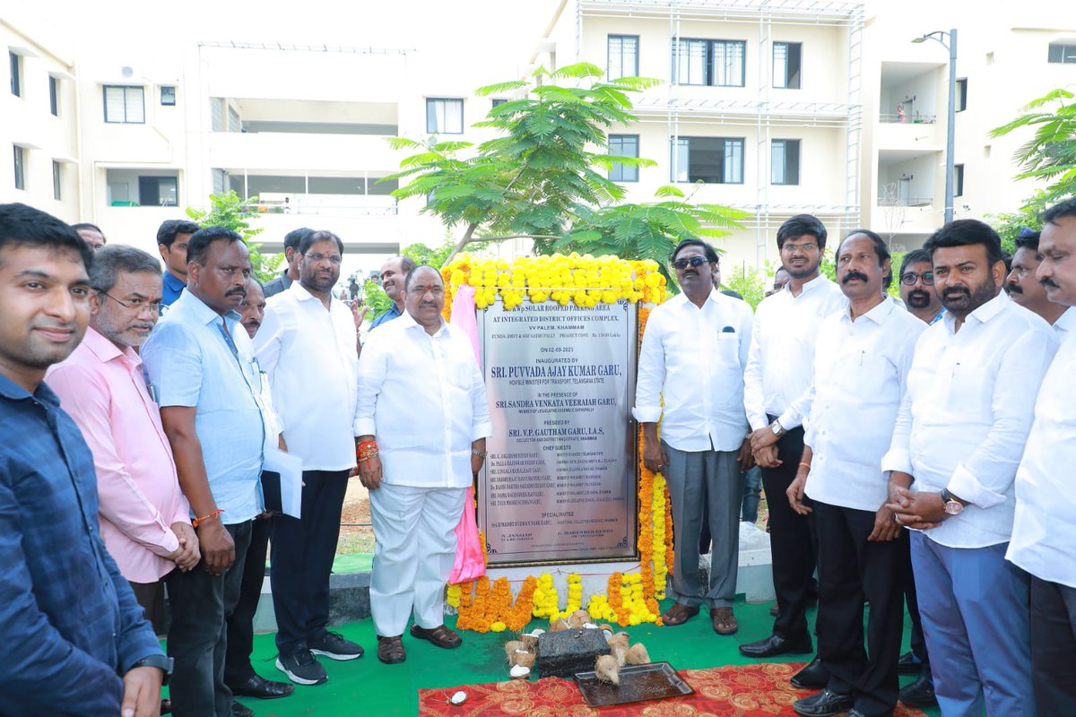 Collector_KMM's tweet photo. ఖమ్మం నూతన కలెక్టరేట్ నందు వాహనాల పార్కింగ్ ప్రాంగణంలో ఏర్పాటు చేసిన 200 కిలో వాట్ సౌర విద్యుత్ ప్లాంట్ ను రాష్ట్ర రవాణా శాఖ మంత్రి శ్రీ పువ్వాడ అజయ్ కుమార్ గారు శనివారం, జిల్లా కలెక్టర్ శ్రీ వి.పి. గౌతమ్ గారితో కలిసి ప్రారంభించారు. https://t.co/L7tC71iDTs