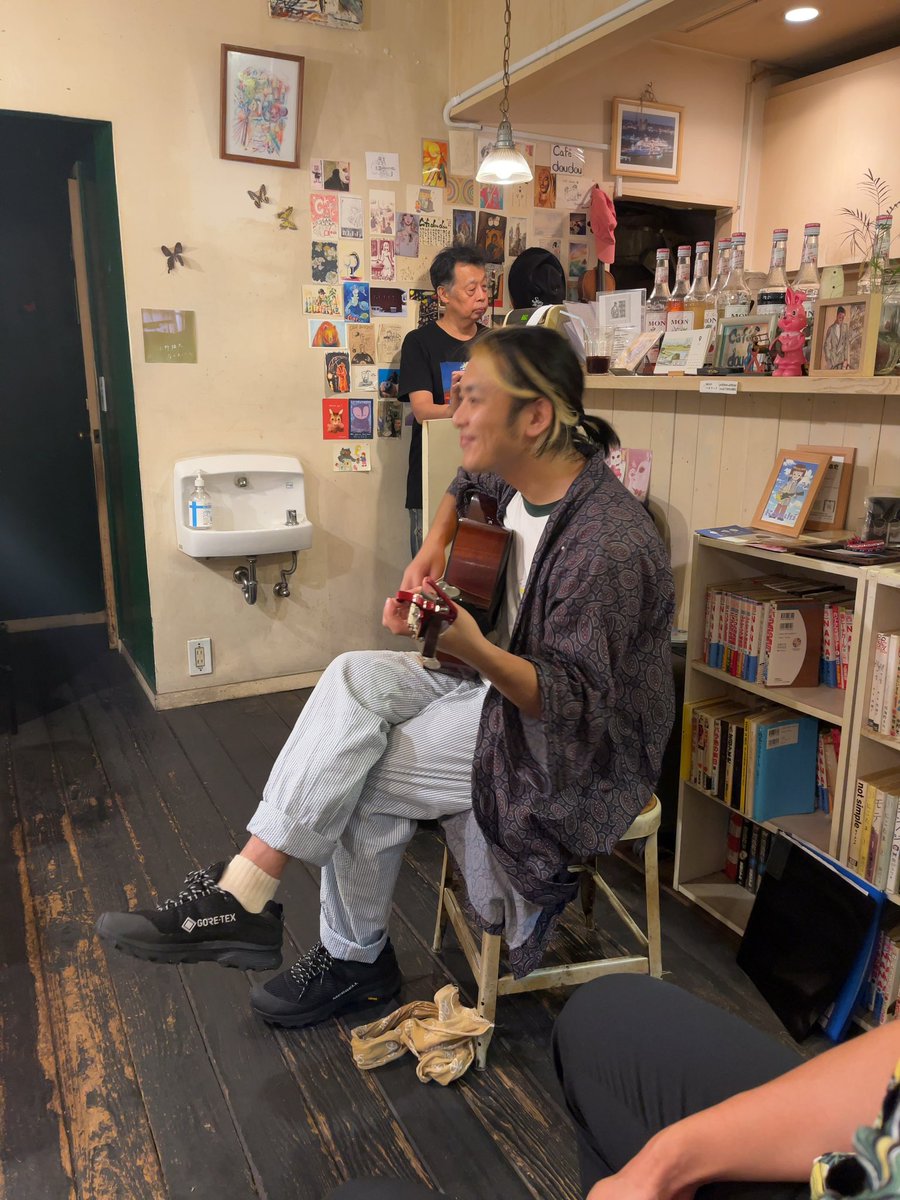 chiaki_001's tweet photo. 大学の後輩の弾き語りライブを観に白楽のcafedodoへ。
夫と雄大、高校からの旧知の仲。おひさ〜の3ショット。
#小野雄大 #金髪から金髪が生まれる
#cafedodo #白楽 https://t.co/6qytP5fT0e