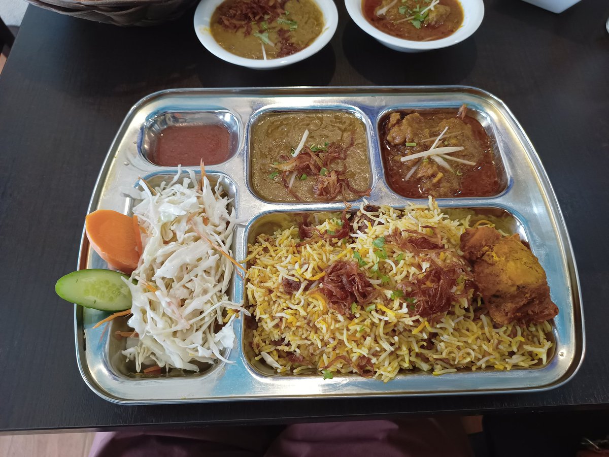 お昼にマーノシュさんに教えてもらった大阪ハラールレストランに行って来ました。周回遅れのビリヤニ？美味しかった