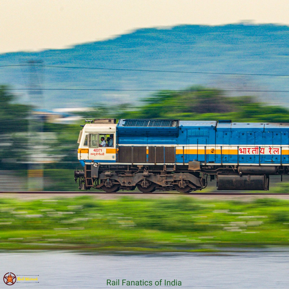 Speed and #railways in one frame is best combo..!!

In frame :-
Panning of Freshly POHed 40371 Pune WDP4D C2F, pulling 11409 #Daund - #Nizamabad Passenger approaching Nizamabad Jn, 🤩

@RailMinIndia @AshwiniVaishnaw 
#trending #Speed #share

📸 @MunnaBella79294 ( #RFOI)