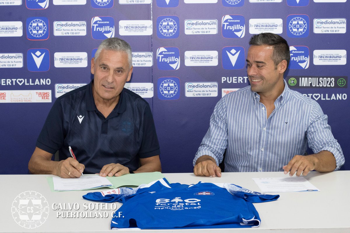 cspuertollanocf's tweet photo. 📣Presentado oficialmente el nuevo sponsor.  Peral Distribución, lucirá su logo en la manga izquierda de las camisetas de juego.

@saeztorres y Alberto Peral, firmaron el acuerdo de colaboración.