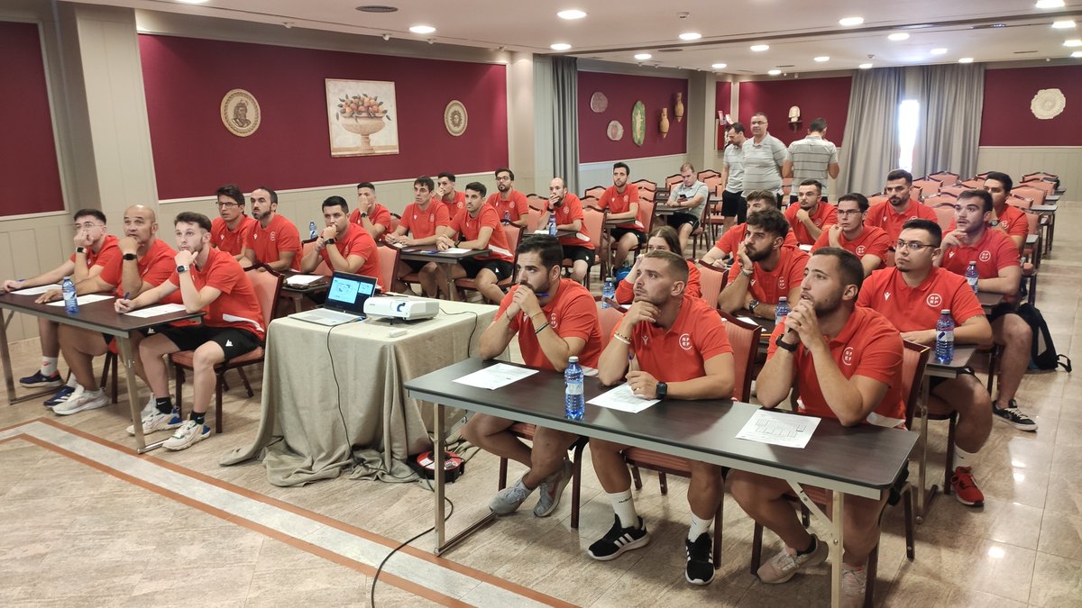 FedExFutbol's tweet photo. ⚖️ | #Arbitraje |

📸Día de intensa actividad también para l@s árbitr@s extremeños de #FútbolSala, que realizan en 📍 Mérida y 📍 Calamonte la primera convocatoria de pruebas físico/técnicas de la temporada.

#Extremadura💚🤍🖤
#JugamosEnEquipo https://t.co/FniYPRuW2t