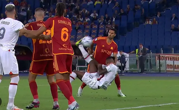 ComunqueMilan's tweet photo. "Vedete, Leao non guarda la porta perciò non sta tirando, è un colpo di gioco, personalmente non avrei dato il gol". 
(famosa tweetstar su Dazn) https://t.co/OzvoiFsOPw